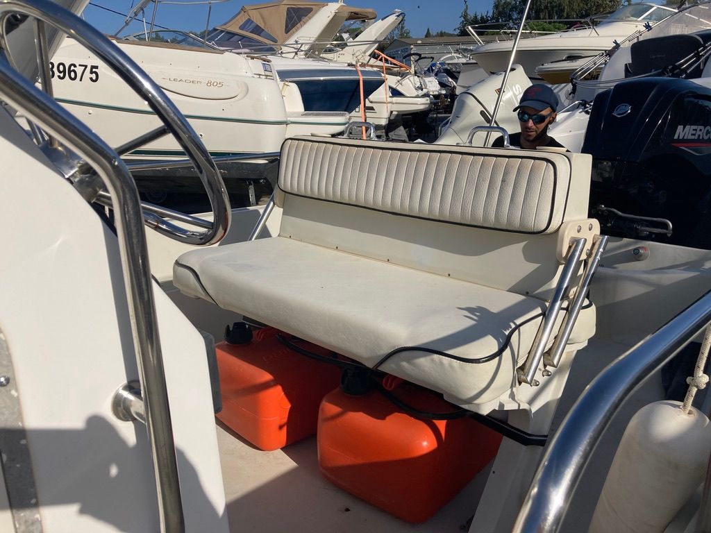 slider 13 Boston Whaler  17 Montauk